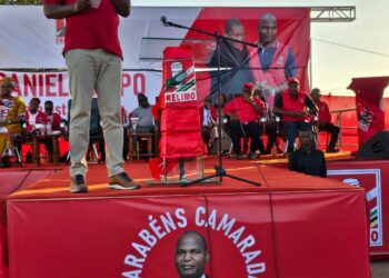 Jovens de Inhagoia Esperam Oportunidades de Emprego com Daniel Chapo