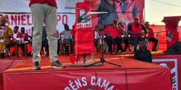 Jovens de Inhagoia Esperam Oportunidades de Emprego com Daniel Chapo