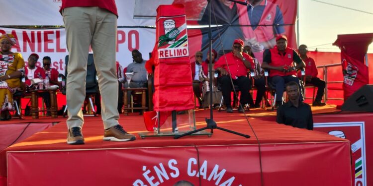 Jovens de Inhagoia Esperam Oportunidades de Emprego com Daniel Chapo
