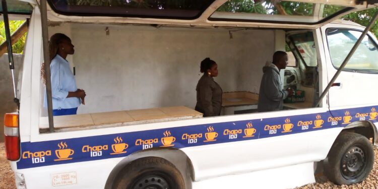 Vereadora de Educação, Cultura, Juventude de Marracuene visita o Centro Cultural Chapa 100 em Habel Jafar