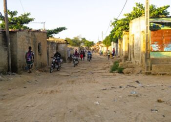 Moradores de Ngondloza em Matola clamam por soluções para falta de energia e estradas