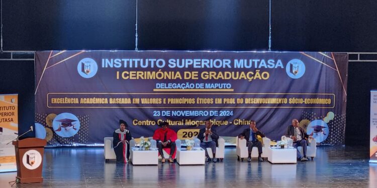 ISMU Forma 218 Graduados em Cerimônia Prestigiada por Altas Autoridades