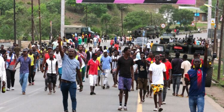Fronteira de Ressano Garcia funciona de forma condicionada