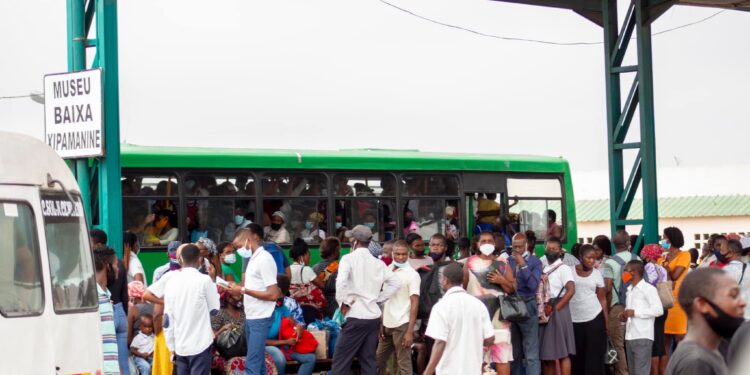 Transporte público em Maputo vira terreno fértil para abusos ao entardecer