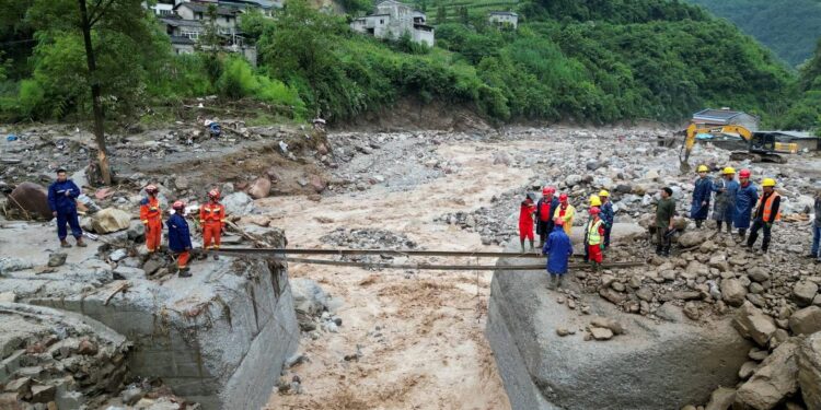 Inundações devastam Rongjiang e fazem seis mortos na província de Guizhou na China