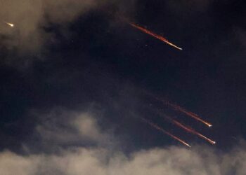 Escalada no Médio Oriente: Troca de Ataques Entre Irão e Israel Aumenta Risco de Guerra Total