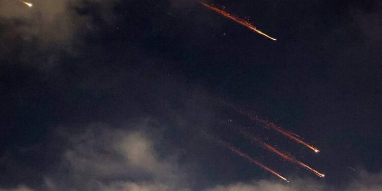 Escalada no Médio Oriente: Troca de Ataques Entre Irão e Israel Aumenta Risco de Guerra Total