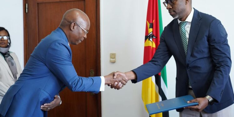 Moçambique avança com regulação independente no sector ferro-portuário: Ministro confere posse ao novo Administrador do IFEPOM