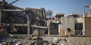 Israel intensifica ataques contra alvos estratégicos no Irão