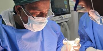 Ministro da Saúde integra equipa médica em cirurgia complexa na Beira