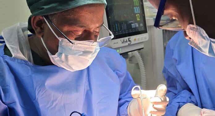 Ministro da Saúde integra equipa médica em cirurgia complexa na Beira