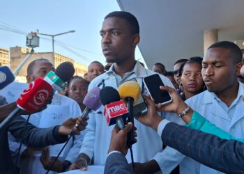 Estudantes de medicina exigem diálogo urgente com o governo após revogação de subsídio