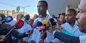 Estudantes de medicina exigem diálogo urgente com o governo após revogação de subsídio