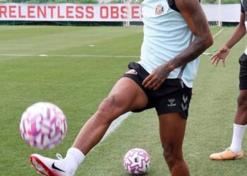 Internacional moçambicano Reinildo Mandava integra-se aos “Black Cats” e prepara-se para confronto com o Sporting, onde actua outro talento nacional