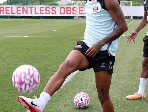 Internacional moçambicano Reinildo Mandava integra-se aos “Black Cats” e prepara-se para confronto com o Sporting, onde actua outro talento nacional