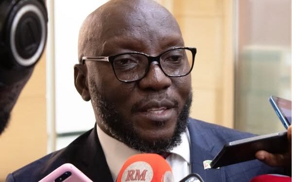 Ministro Caifadine Manasse apela à participação igualitária no debate sobre o futuro do país