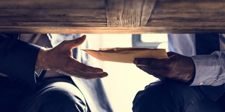 Cerca de 34 funcionários públicos sob investigação por corrupção na província de Maputo