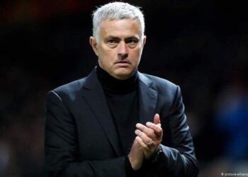 Mourinho despedido pelo Fenerbahçe após eliminação europeia