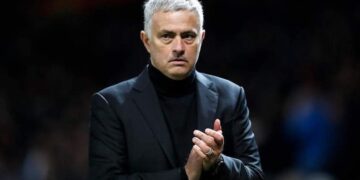 Mourinho despedido pelo Fenerbahçe após eliminação europeia