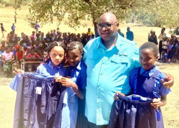 Governo de Manica investe na educação das raparigas com entrega massiva de uniformes