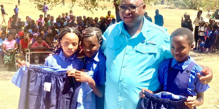 Governo de Manica investe na educação das raparigas com entrega massiva de uniformes