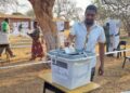 Eleições no Malawi: urnas ao ar livre reforçam transparência e levantam comparações com Moçambique