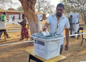 Eleições no Malawi: urnas ao ar livre reforçam transparência e levantam comparações com Moçambique