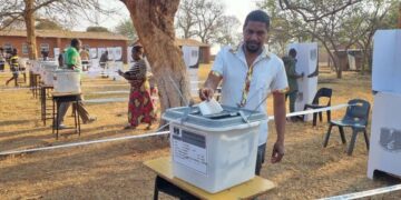 Eleições no Malawi: urnas ao ar livre reforçam transparência e levantam comparações com Moçambique