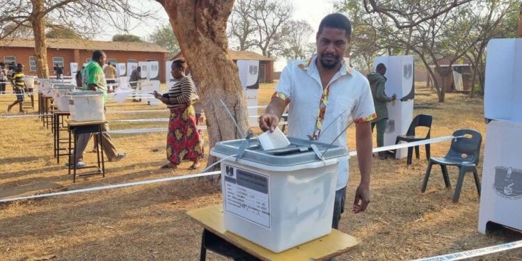 Eleições no Malawi: urnas ao ar livre reforçam transparência e levantam comparações com Moçambique