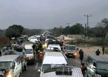 População bloqueia EN1 após morte de criança e agente é queimado vivo