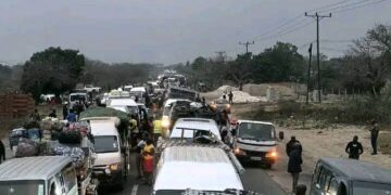 População bloqueia EN1 após morte de criança e agente é queimado vivo