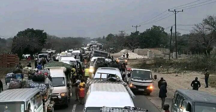 População bloqueia EN1 após morte de criança e agente é queimado vivo