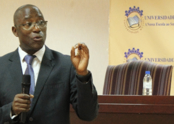 Ex-ministro da Saúde sublinha compromisso moral como base para o progresso académico