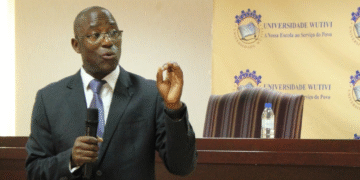 Ex-ministro da Saúde sublinha compromisso moral como base para o progresso académico