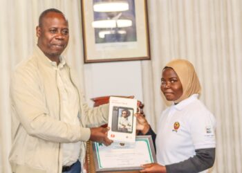 Governador de Maputo lança programa de inclusão digital com entrega de tablets