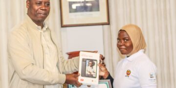 Governador de Maputo lança programa de inclusão digital com entrega de tablets