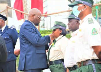 Rasaque Manhique distingue 19 oficiais da Polícia Municipal de Maputo