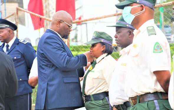 Rasaque Manhique distingue 19 oficiais da Polícia Municipal de Maputo