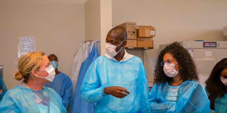 Representante do Alto-Comissariado do Canadá conhece de perto actividades do INS