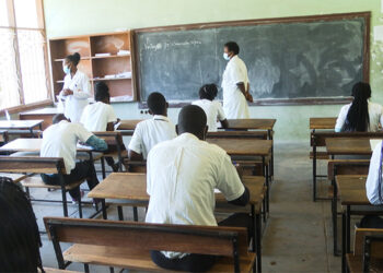 Professores controlam exames enquanto esperam pagamento da dívida de horas extraordinárias