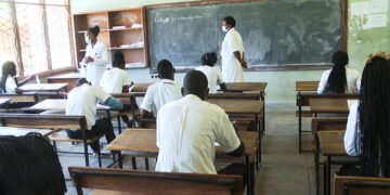 Professores controlam exames enquanto esperam pagamento da dívida de horas extraordinárias