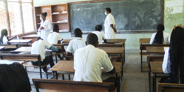 Professores controlam exames enquanto esperam pagamento da dívida de horas extraordinárias