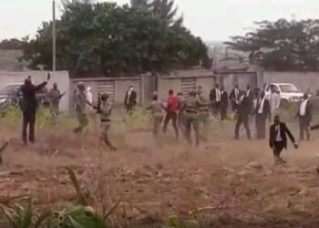 Fiéis protestam contra bar próximo a igreja no bairro Guava e polícia intervém