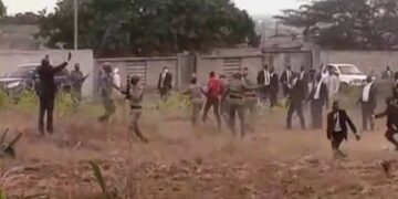 Fiéis protestam contra bar próximo a igreja no bairro Guava e polícia intervém