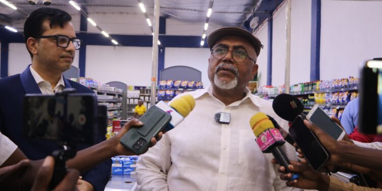 Quadra festiva: Eduardo Abdula incentiva preços justos e reforça fiscalização no comércio local