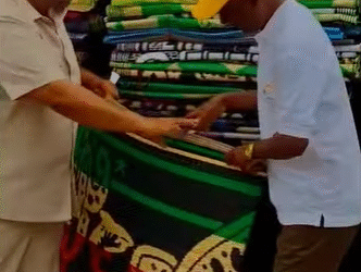 Faizal Juma e Amigos entregam 2.100 esteiras para apoiar famílias deslocadas de Memba