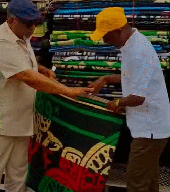 Faizal Juma e Amigos entregam 2.100 esteiras para apoiar famílias deslocadas de Memba