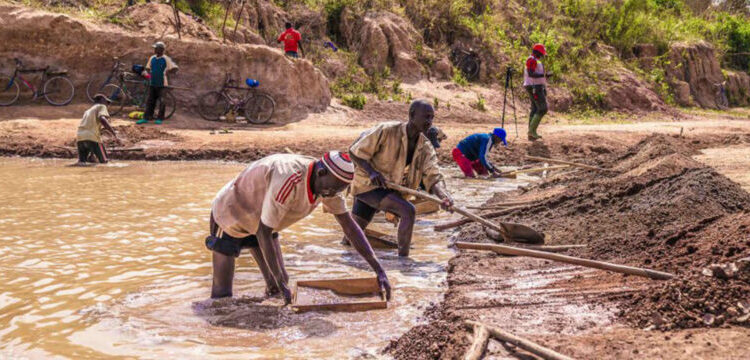 Governo levanta suspensão da actividade mineira para seis mineradoras em Manica