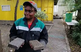 Startup queniana transforma plástico em blocos mais resistentes que o betão