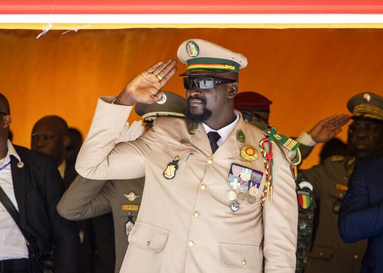 Mamadi Doumbouya toma posse como presidente da Guiné-Conacri após vitória eleitoral